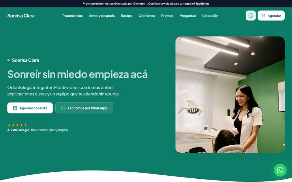 Portada de la web de Clínica Dental Sonrisa Clara, con el título «Sonreír sin miedo empieza acá», botones para agendar y una odontóloga atendiendo a un paciente